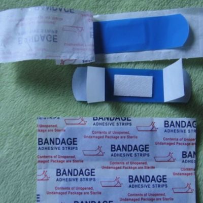 Голубая медицинская обнаруженная слипчивая помощь диапазона защищает раны